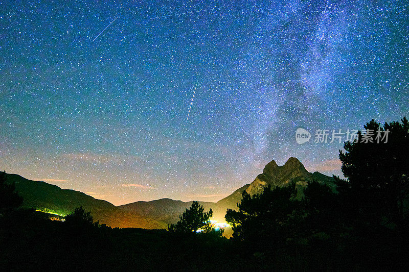 英仙座流星雨夏夜的Pedraforca