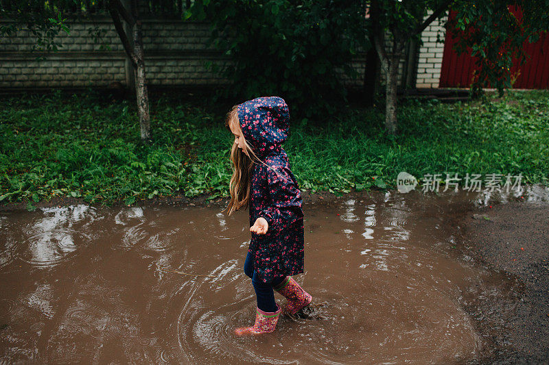 小女孩在雨中醒来