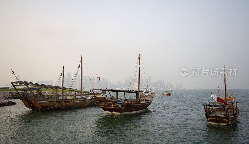 在多哈湾与西海湾多哈城市天际线在背景