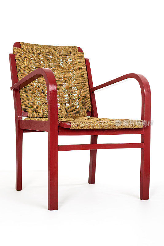 扶手重新刷成红色的老式椅子