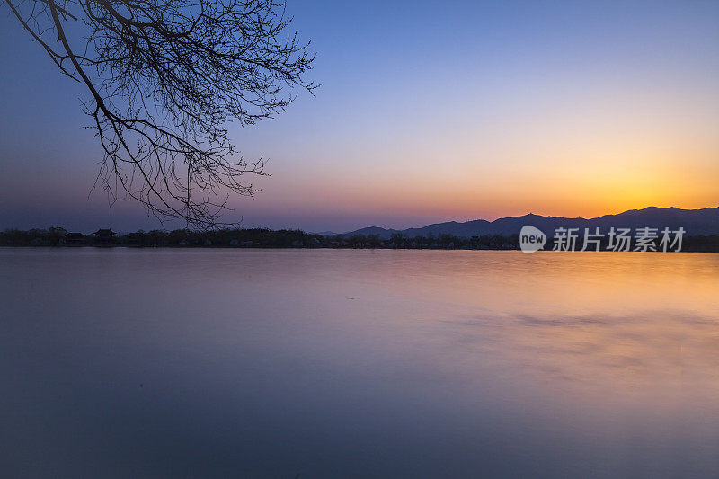 夕阳下平静的湖面