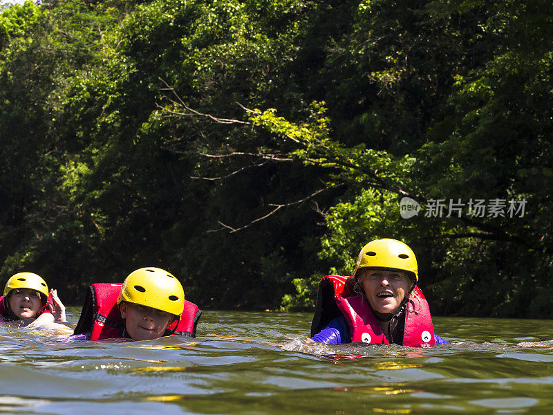 游客在漂流后漂浮在河水中