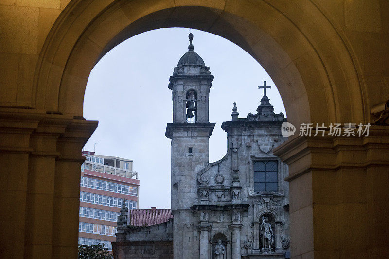 西班牙加利西亚阿科鲁尼亚市圣乔治教堂的正面，
