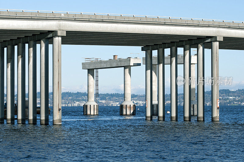 横跨华盛顿州西雅图湖的桥的新支柱
