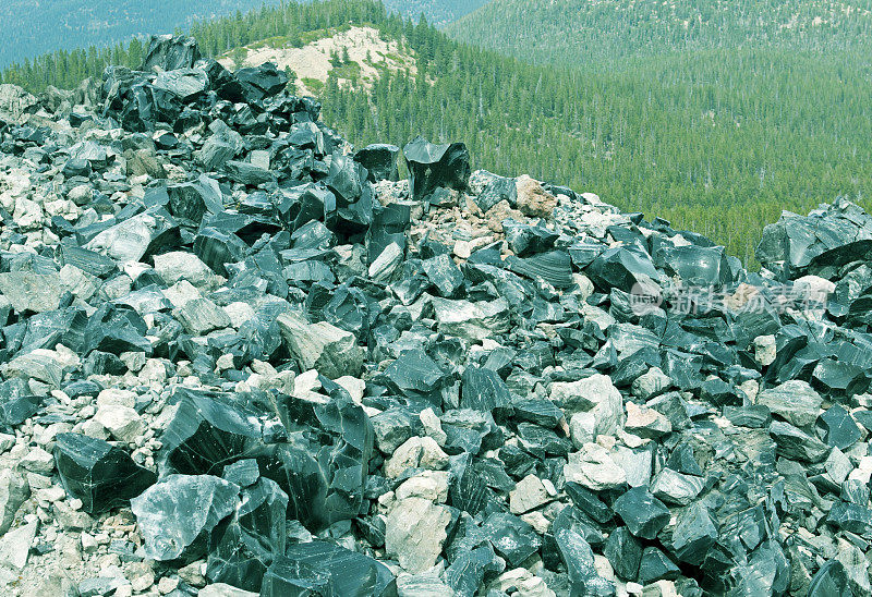 俄勒冈州熔岩流中的黑曜石和浮石碎片