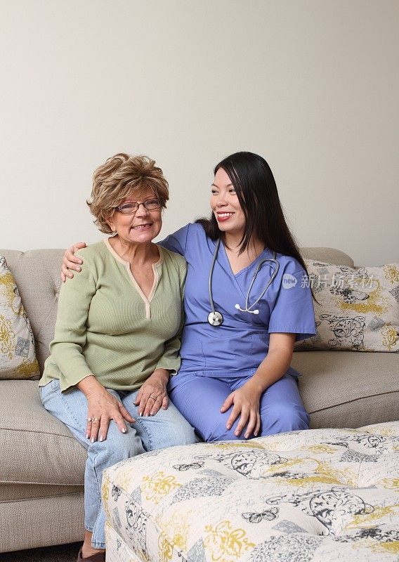 年长的拉美裔妇女被亚裔看护者安慰