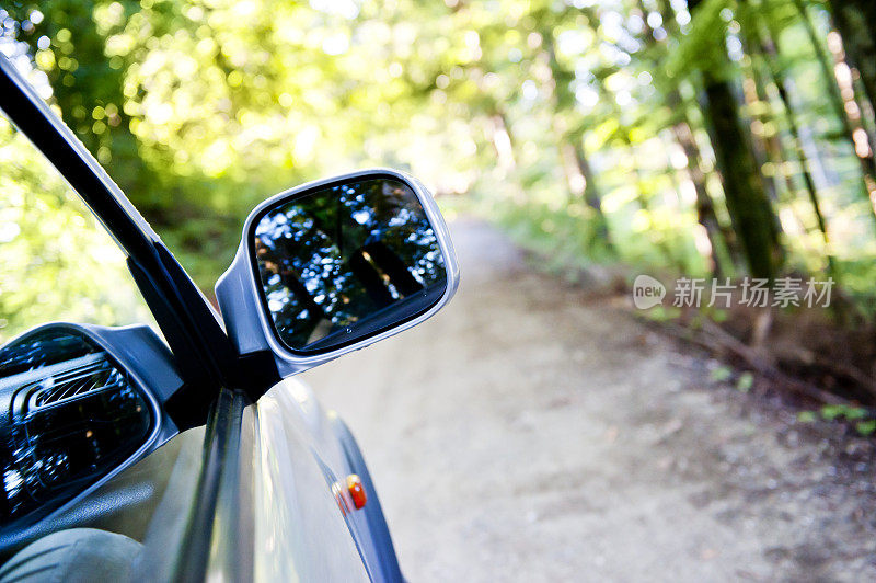 在乡村道路上开车