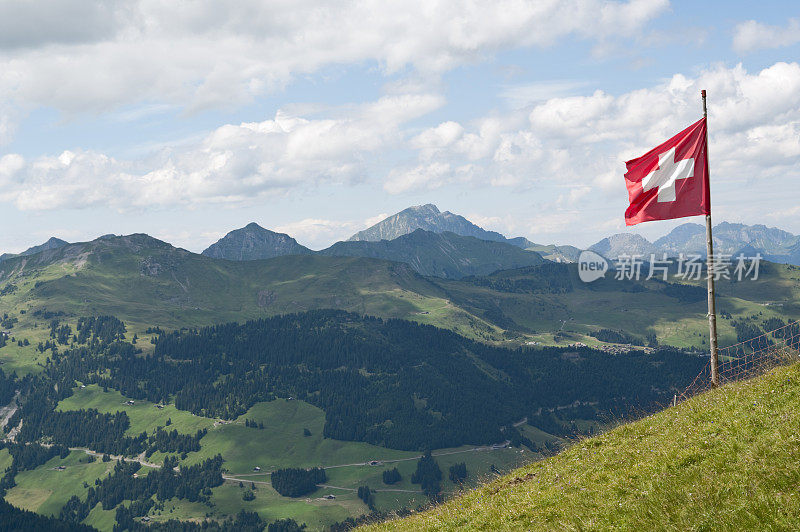 阿尔卑斯山上空飘扬着瑞士国旗