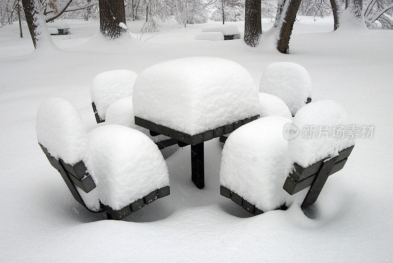 雪覆盖了桌子和椅子