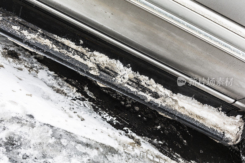雪泥泞滑的冬季汽车运行板