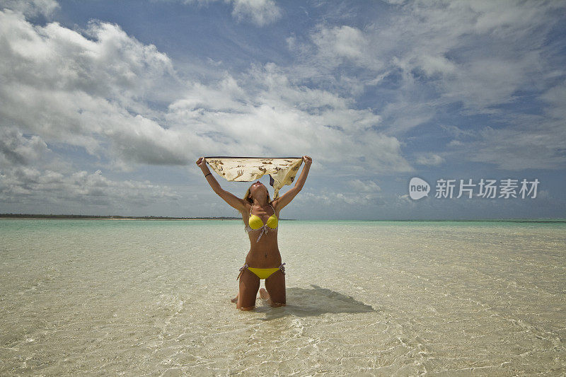 海滩上穿着纱笼的女人――热带气候