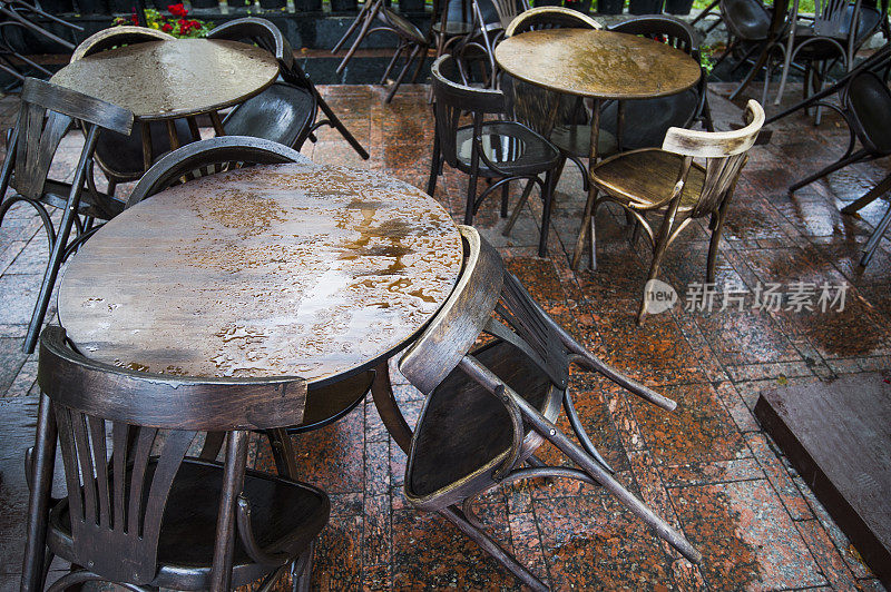 咖啡厅的湿桌子因为下雨