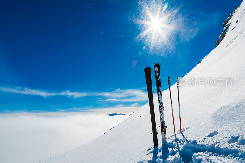 滑雪场顶部的滑雪板和滑雪杆