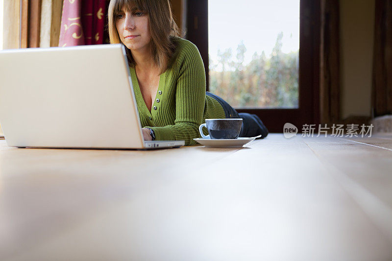 女人用笔记本电脑上网购物