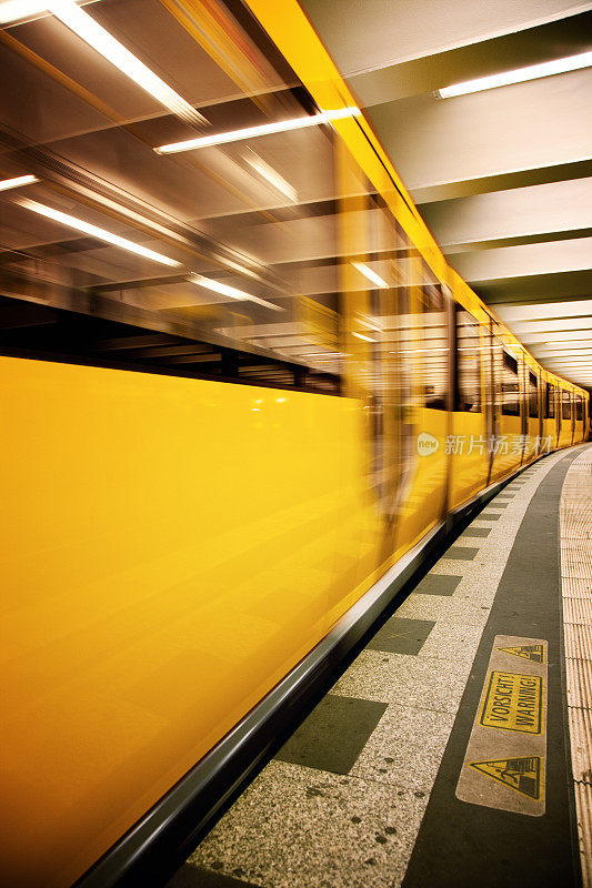 黄色地铁列车在月台超速行驶