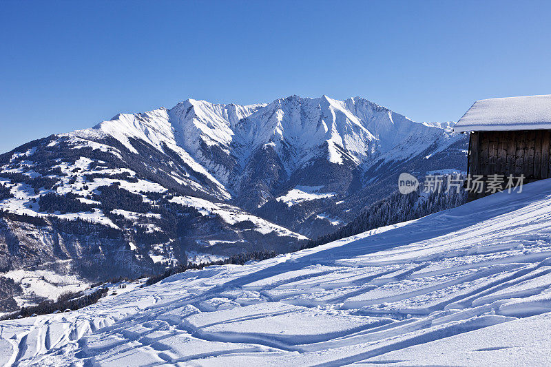 在Surselva的越野滑雪斜坡与壮丽的背景