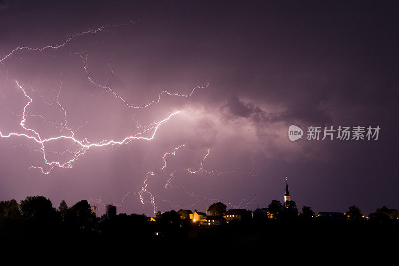 暴风雨和闪电掠过一个小村庄