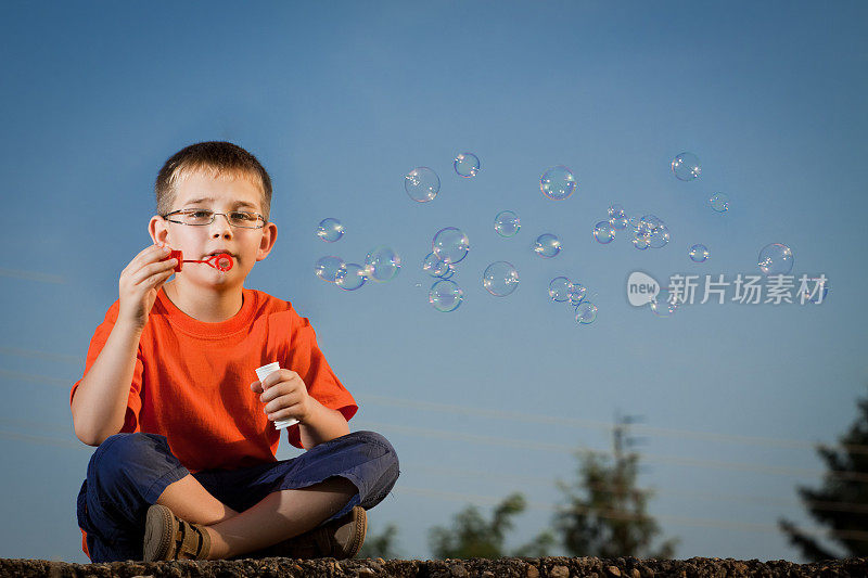 快乐的小男孩吹肥皂泡