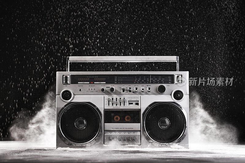 20世纪80年代银色收音箱