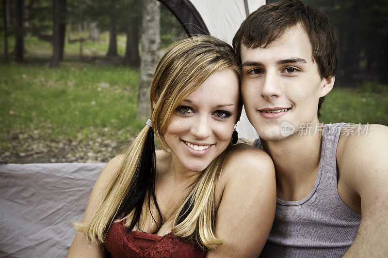 一对年轻夫妇在露营地的帐篷里