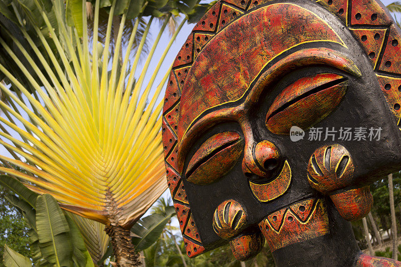 来自多米尼加共和国的雕塑在棕榈树的背景