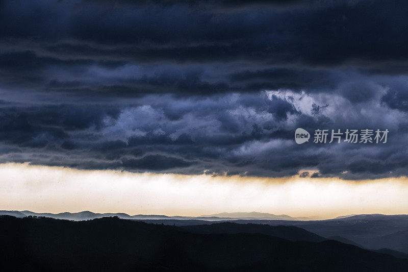 远处的夕阳暴雨从山顶