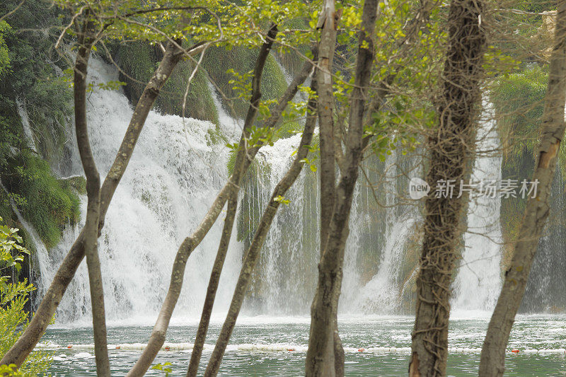 喀尔卡克罗地亚的树木中流淌着瀑布般的水流