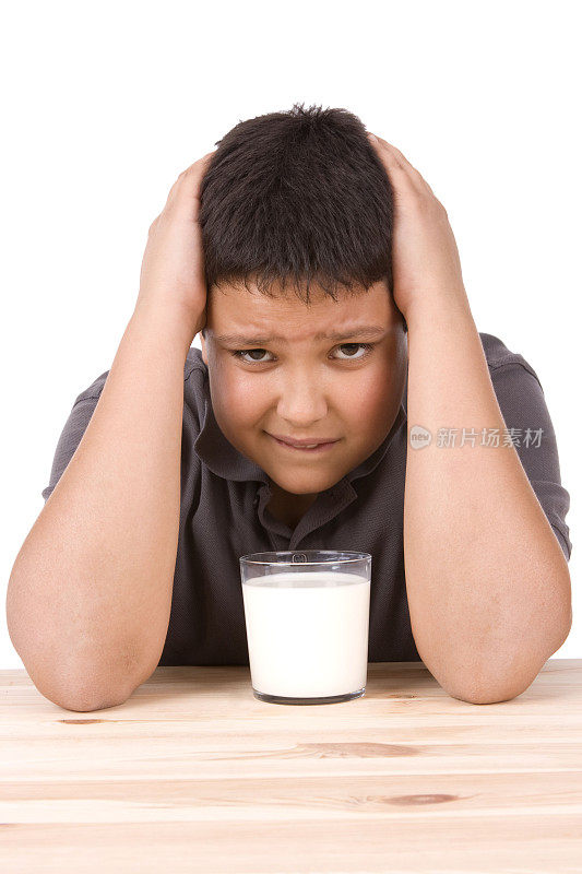 十几岁的男孩讨厌牛奶