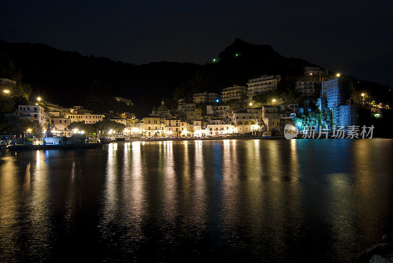 夜晚的阿马尔菲海岸