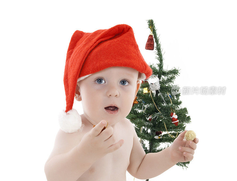小男孩装饰圣诞树