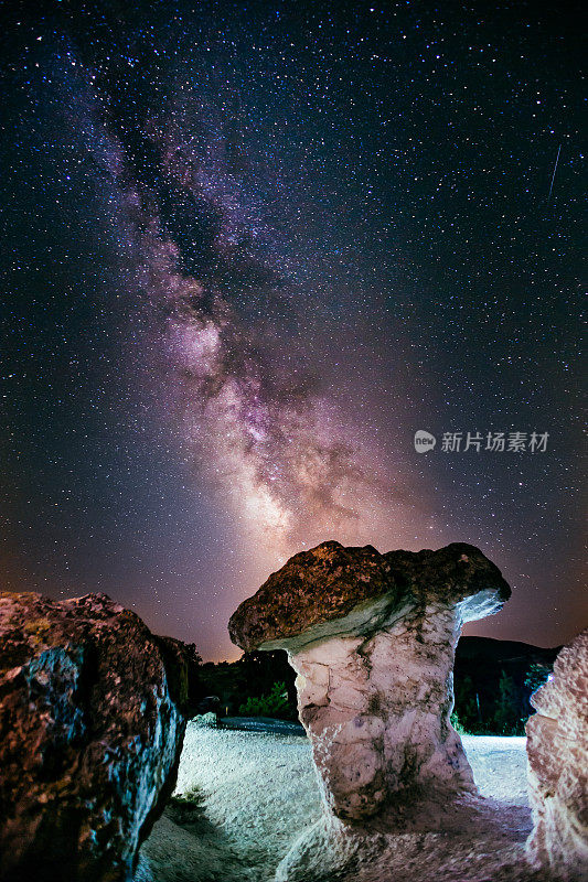 明亮的天空和银河在晴朗的星夜