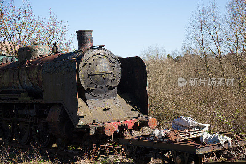 生锈的废铁过时的蒸汽机机车