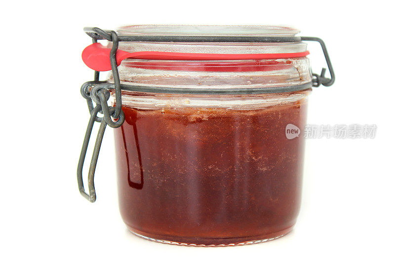 自制李子和草莓酱，装在玻璃罐里，金属夹