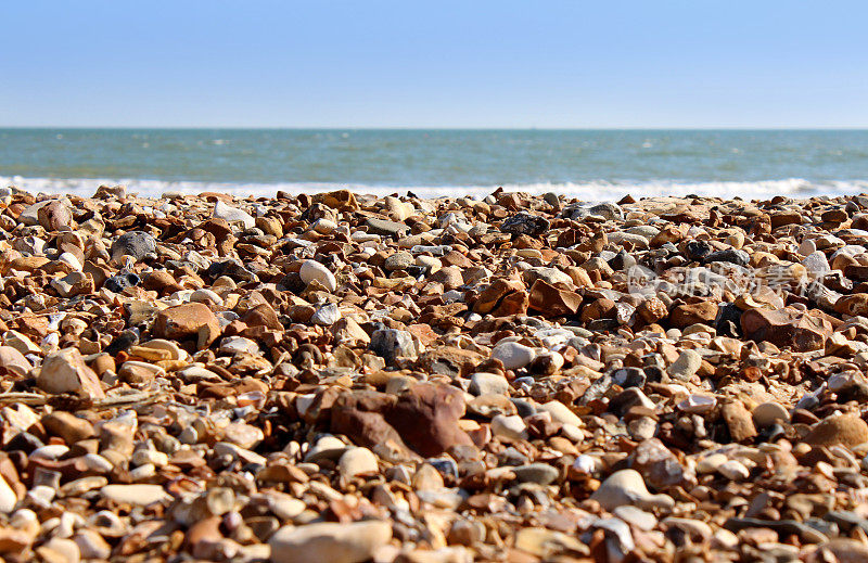 英国海边的沙滩上有鹅卵石、沙子和大海