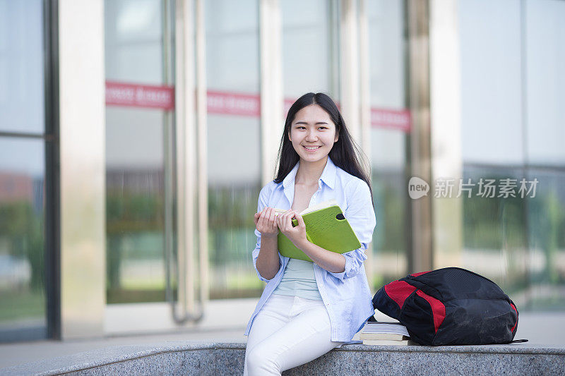 校园里的亚裔女学生