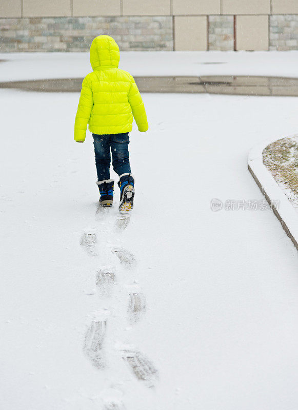 男孩在雪中行走