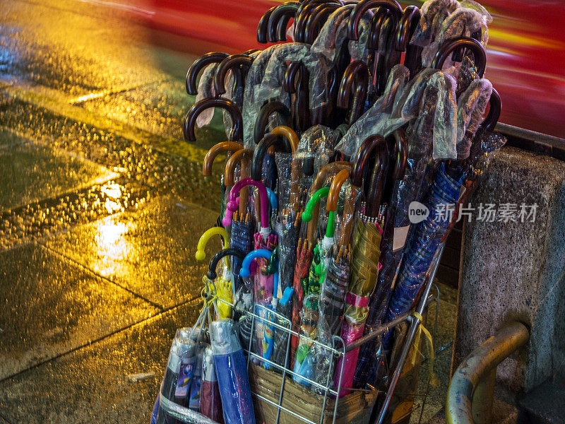 秘鲁城市街道上的雨伞