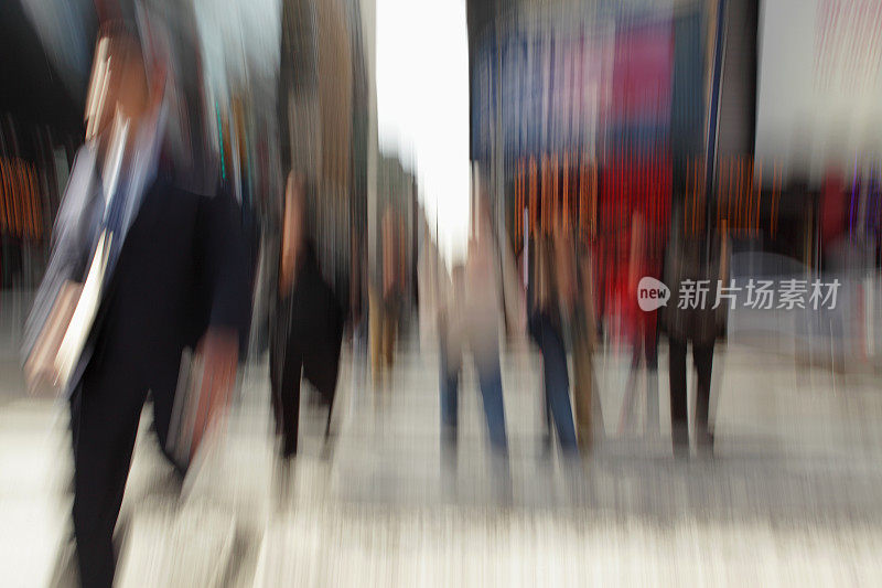 模糊曝光的人们走在纽约时代广场