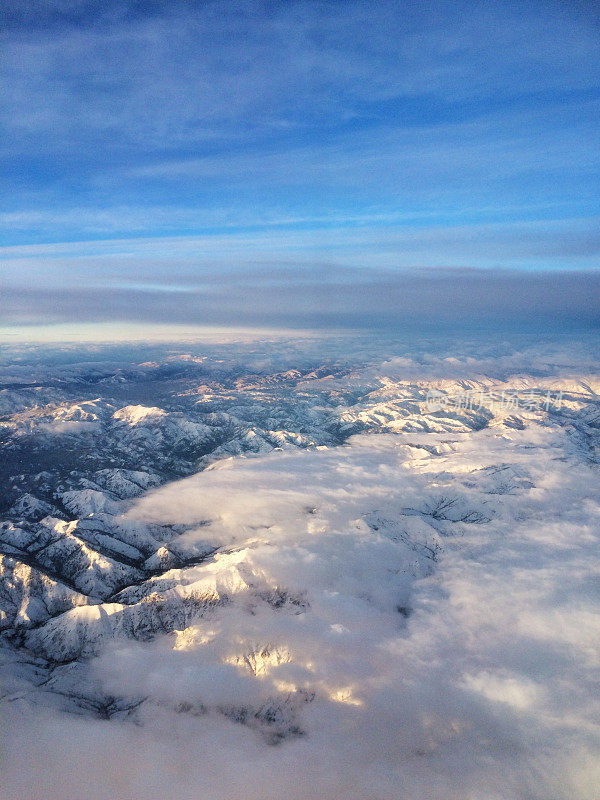 落基山飞机窗口鸟瞰图的雪峰