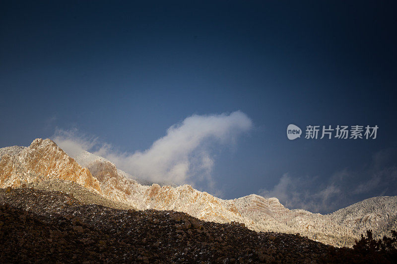 冬天崎岖的山脉