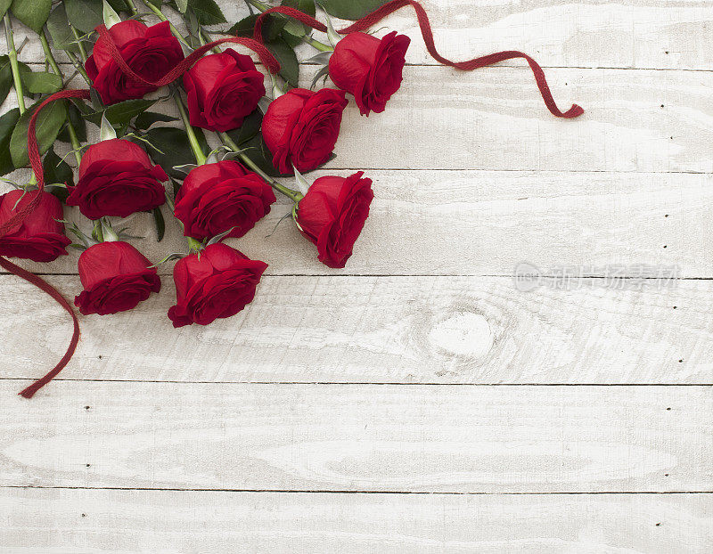 情人节的红玫瑰花束放在古朴的木桌上