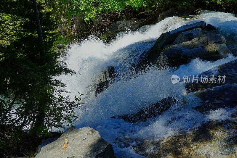 雷尼尔山的天堂河