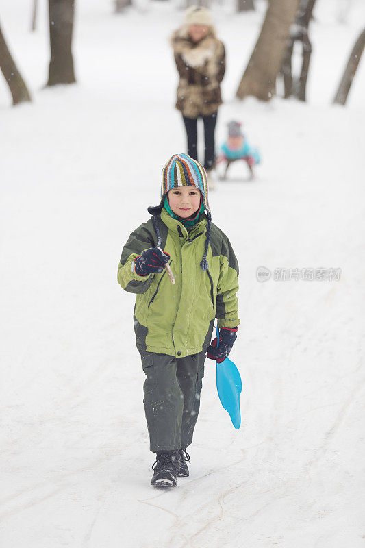 男孩在雪地上奔跑