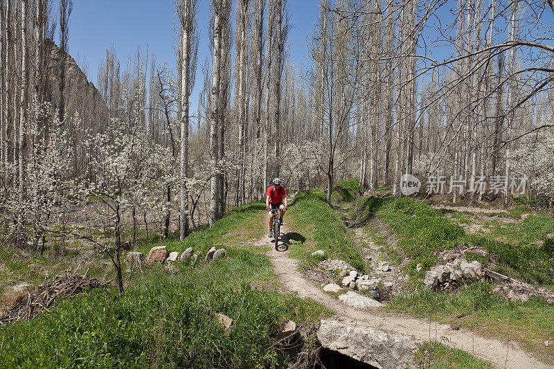 土耳其卡帕多西亚的伊赫拉拉山谷自行车赛