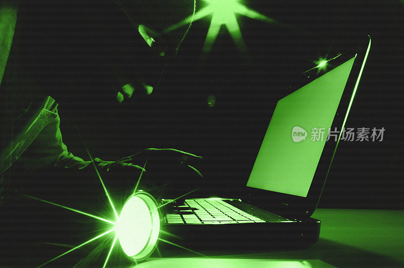 夜视图像显示窃贼正在访问笔记本电脑