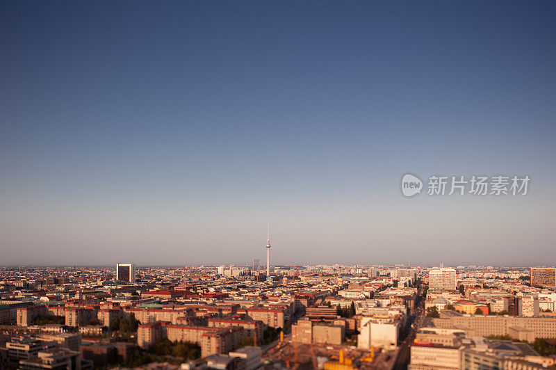 倾斜的视角，柏林与电视塔日落