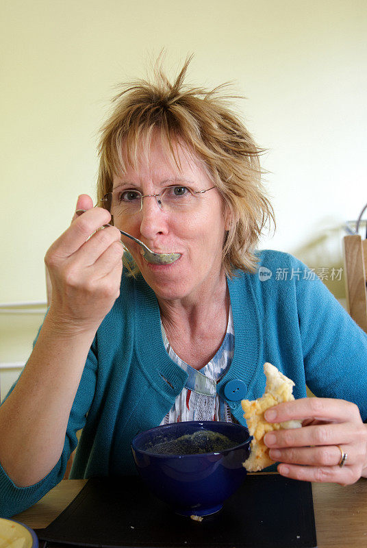 成熟的女人喜欢吃汤和面包卷