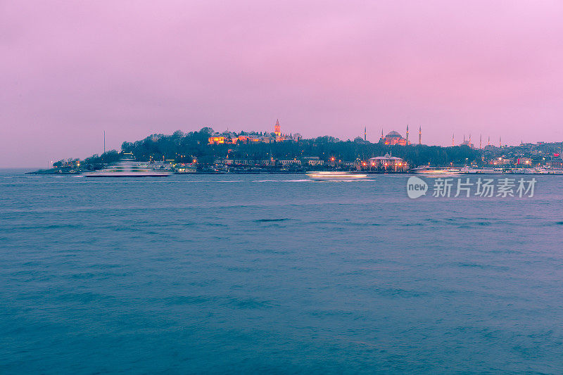 土耳其伊斯坦布尔托普卡帕宫博斯普鲁斯海岸的日落