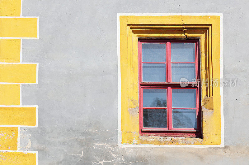 魏玛历史建筑立面，有一扇窗户和黄色边框