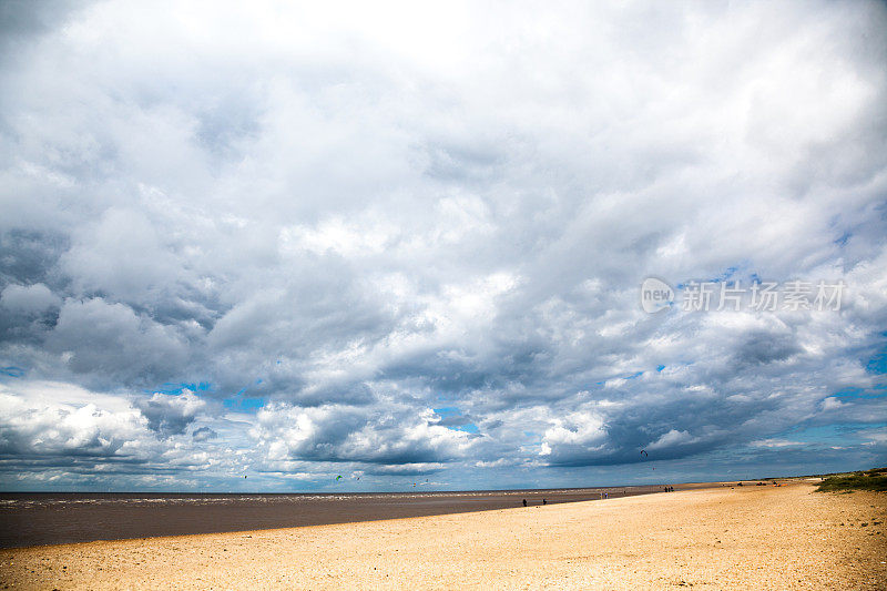 英格兰诺福克亨斯坦顿海滩的壮观天空和风帆冲浪者